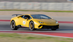 Lamborghini auf der Rennstrecke fahren in Lombardore
