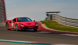 Ferrari auf der Rennstrecke fahren in Precenicco